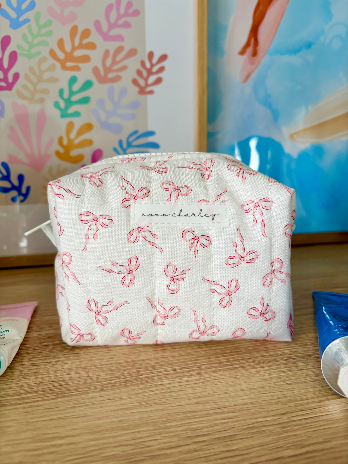 Mini makeup bag with pink bow pattern, white canvas fabric and zip closure