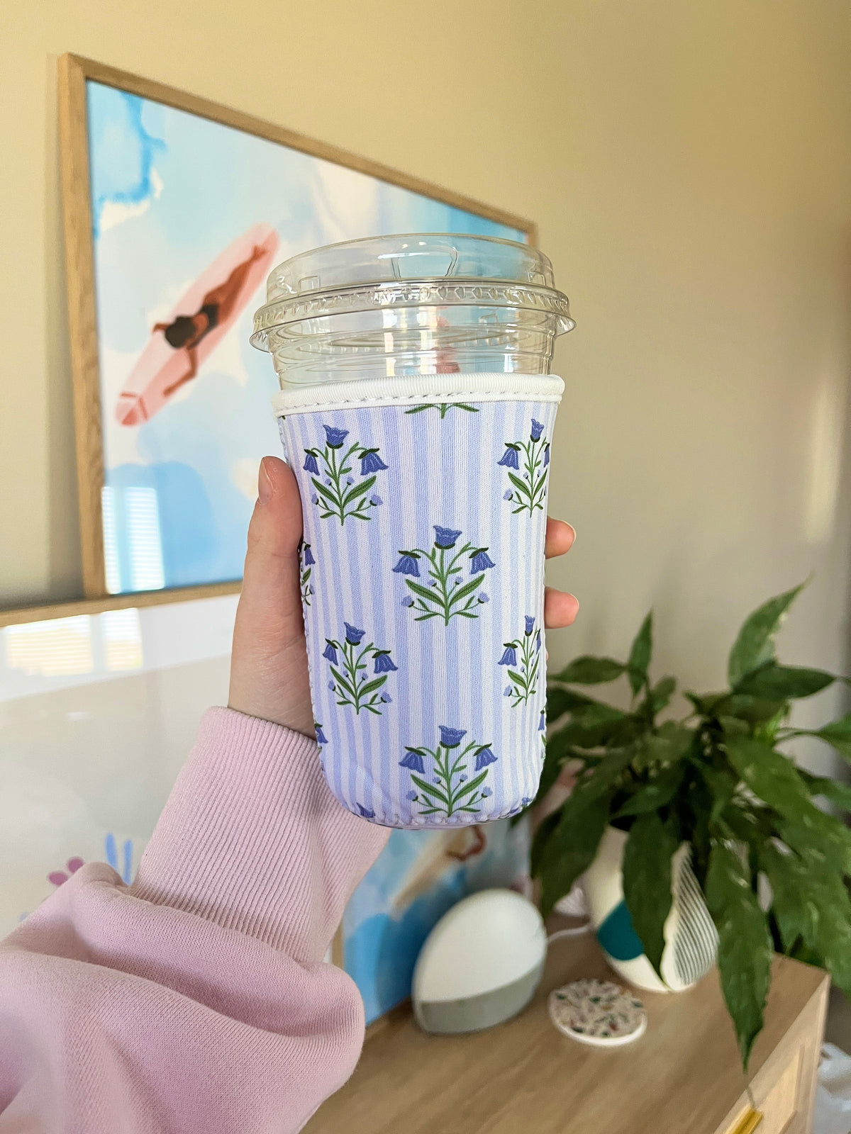 Medium cup sleeve with light blue vertical stripes and blue floral print