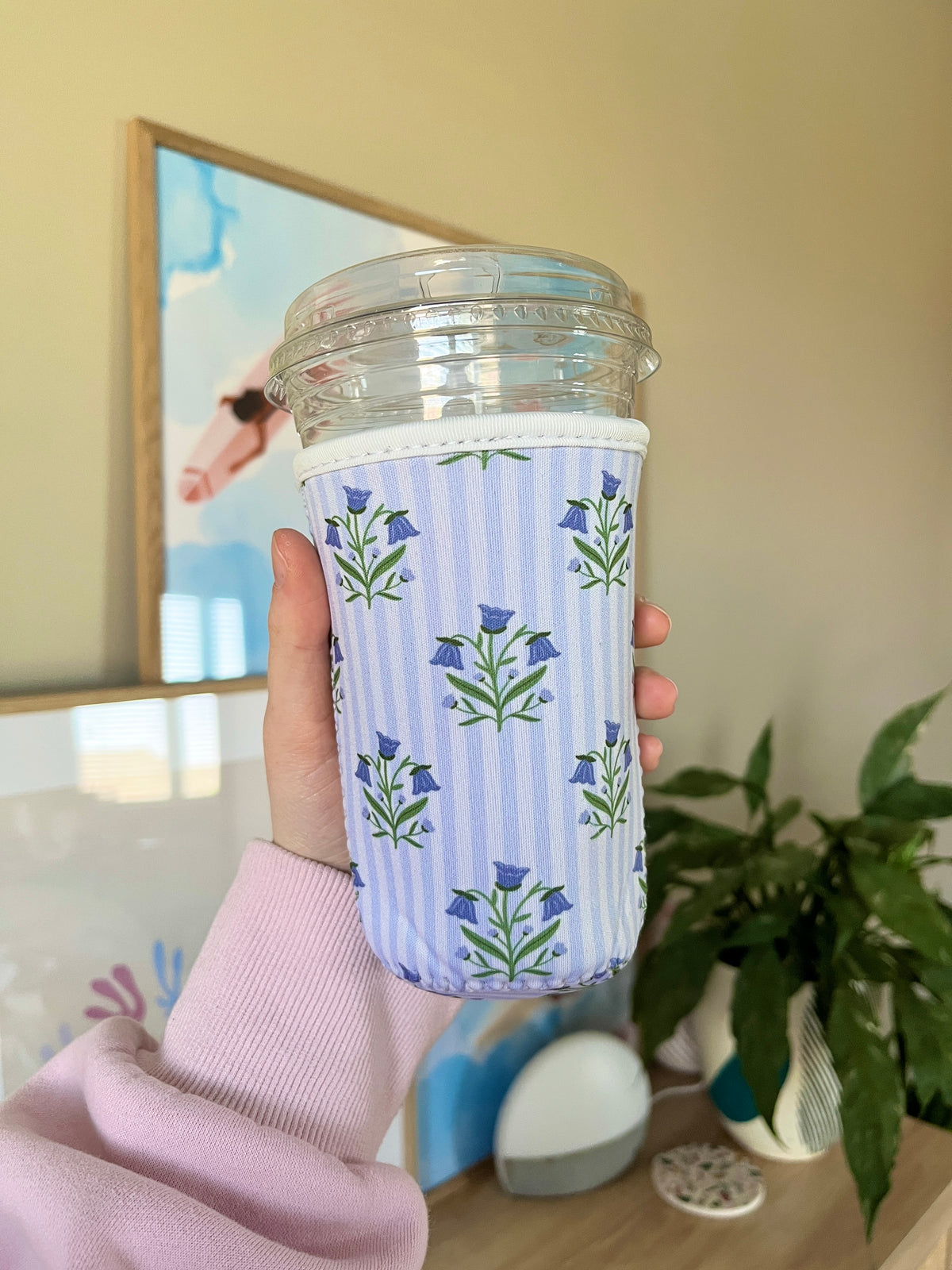 Medium cup sleeve with light blue stripes and blue floral print on the side