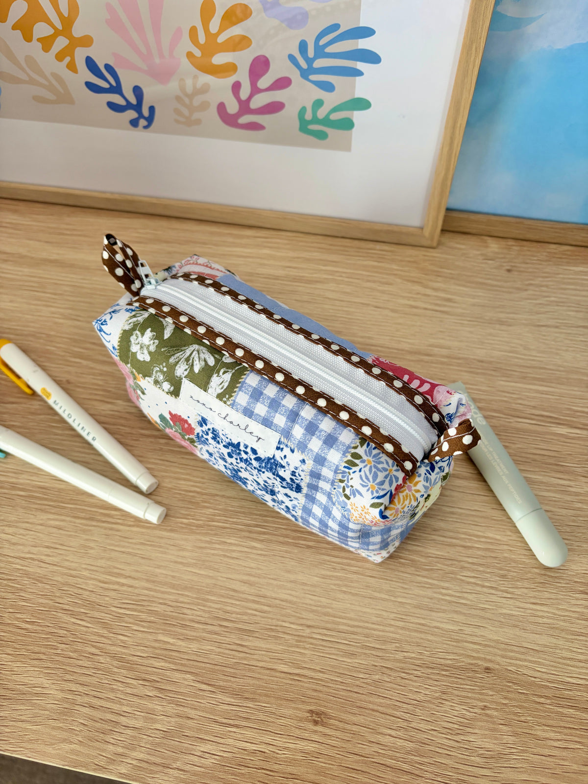 Colorblock picnic bag with zipper, brown trim and multicolor patchwork exterior