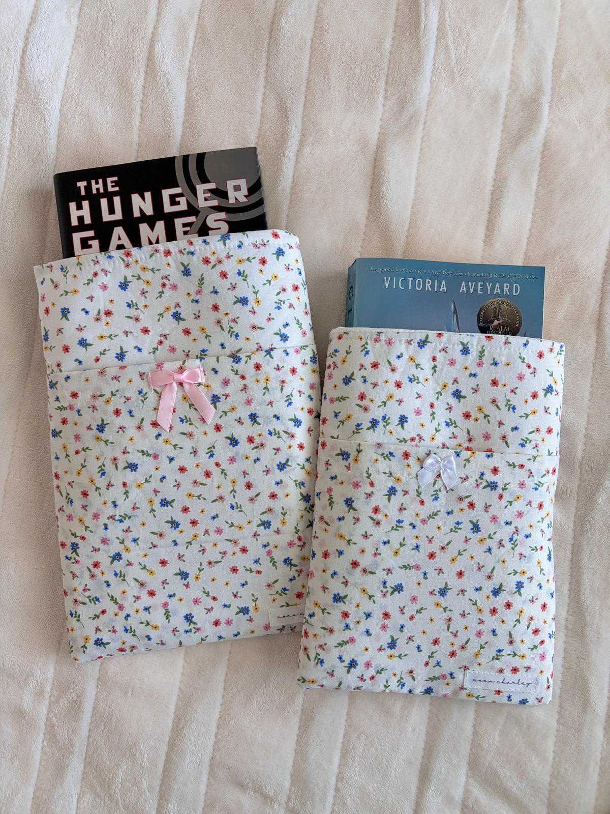 Mini floral e-reader/book sleeve, two-pack look with pink and white ribbon bows