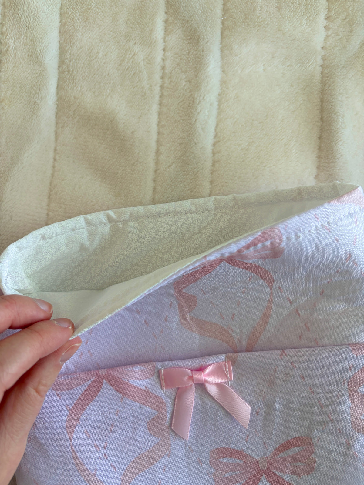 Light pink bow-pattern e-reader/book sleeve with ribbon bow and soft interior lining