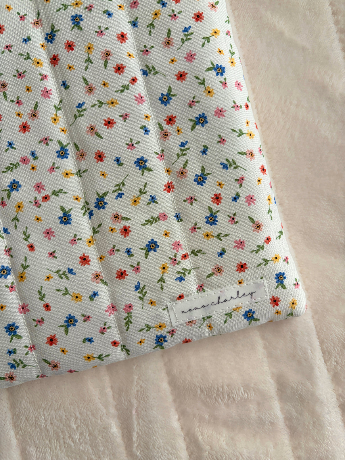 Floral laptop & tablet sleeve corner view with light gray padded lining inside.